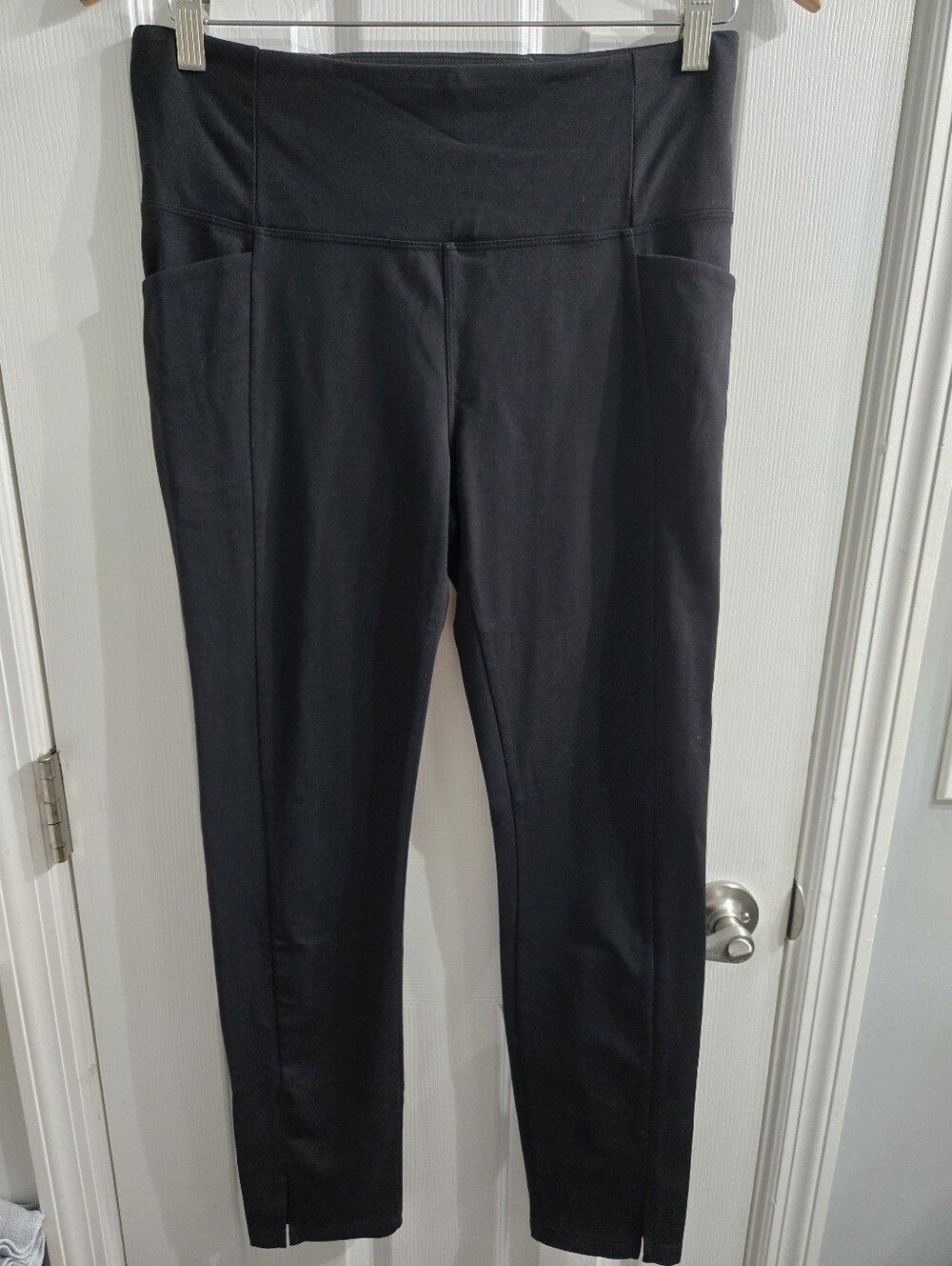 Athleta Black Leggings with Pockets EUC Lk New Sz Medium M